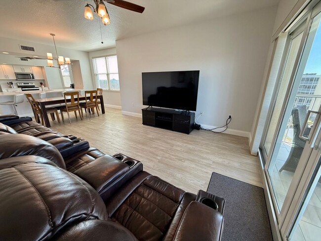 Building Photo - FURNISHED 3/2 AVAILABLE FOR MARCH 1 MOVE-IN!