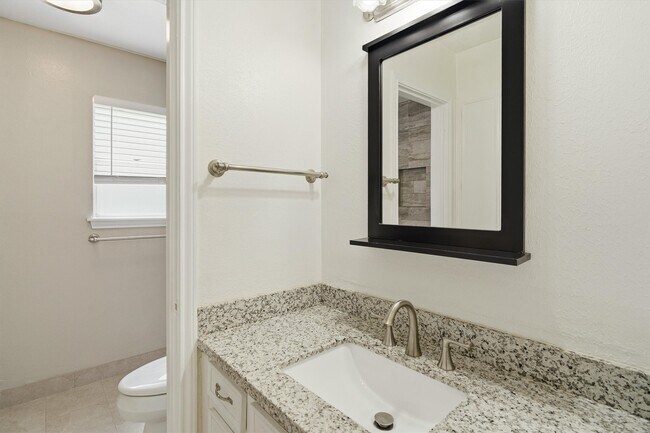 Building Photo - 2119 Williamsburg Ct S