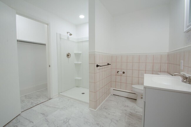 Building Photo - Newly Renovated 3 Bedroom 1.5 Bathroom Sla...