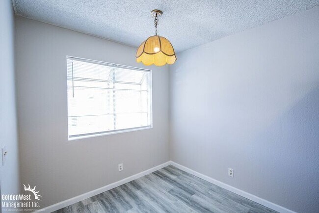 Building Photo - Beautifully Updated 2Bdm 1Ba Unit in a Gat...