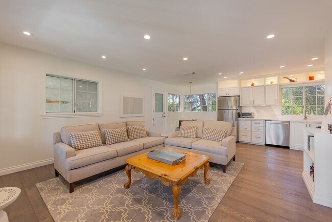 Building Photo - East End Hideaway