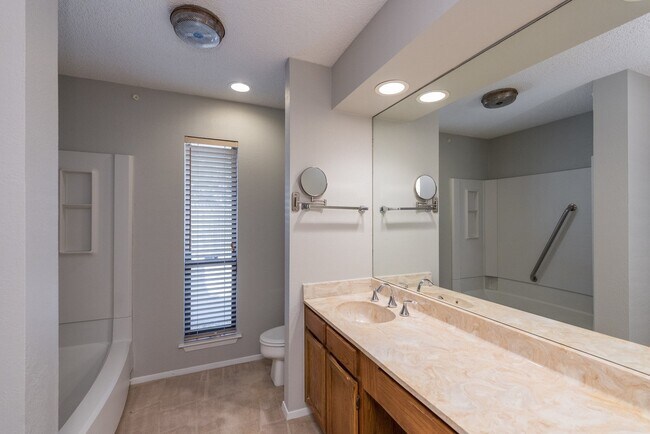Building Photo - 2 Bedroom, 2 Bath in Overton South