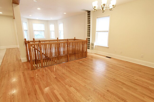 Building Photo - Large 3 bed in Brookline