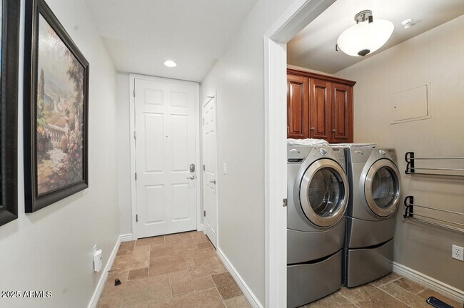 Building Photo - 5350 E Deer Valley Dr