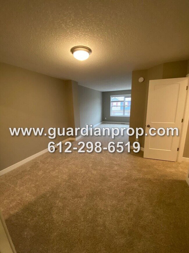 Building Photo - Luxury Townhouse Available June 1st, High End Finishings, Quartz Counters, Large Loft, Huge Prima...