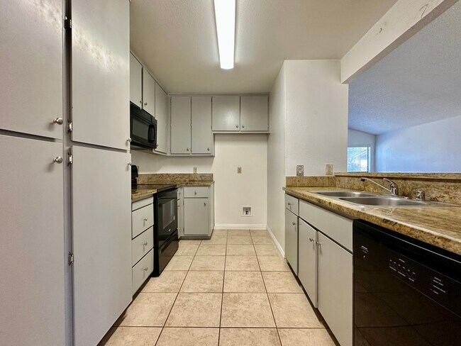 Building Photo - Charming 2 bedroom 2 bathroom home located in south Sacramento!
