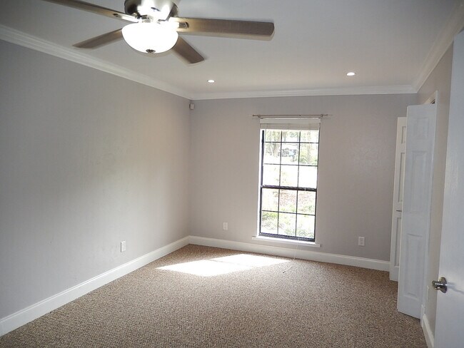 Building Photo - MODERN 3/2 w/ Office, Stainless Steel Apps...