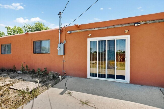 Building Photo - NE House 3/bd 1.75/ba 1/cg