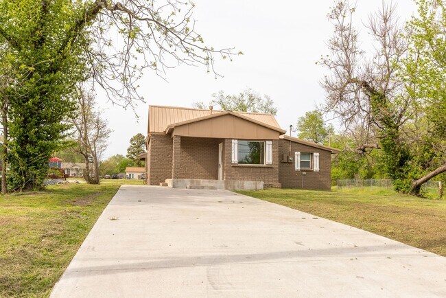 Building Photo - Beautiful 3 Bed 2 bath Coming Soon in Cowe...