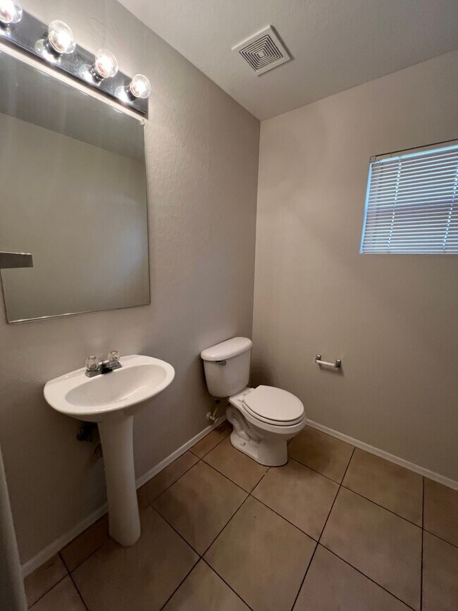 Building Photo - 1776 square foot 3 Bedroom home in El Mirage