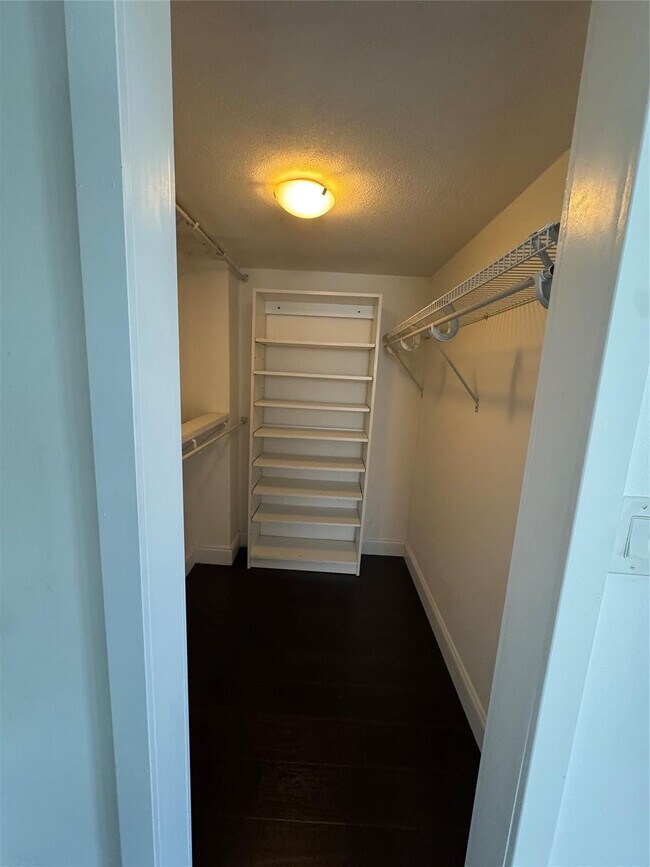 Building Photo - 3150 N Palm Aire Dr