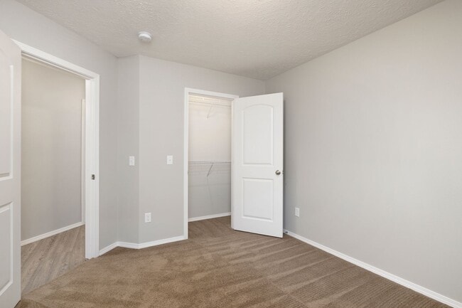 Building Photo - Fully Fenced 3 Bedroom Duplex