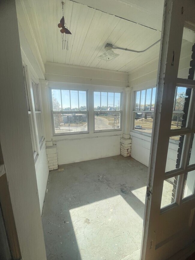 Building Photo - 609 Wellington Ct