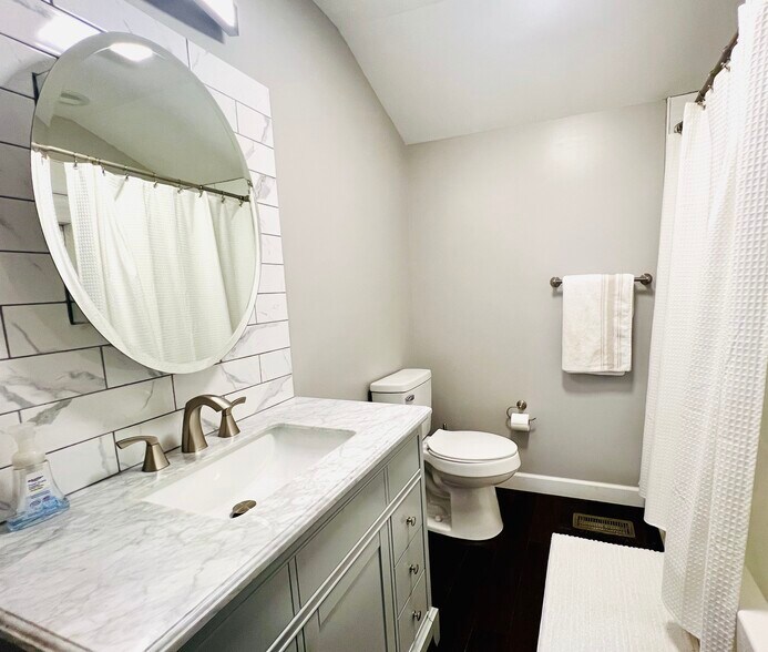 Guest Bath 1 - 4531 Embry Rd