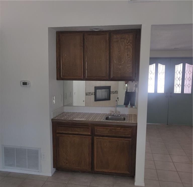 Building Photo - 1955 Silver Oak Way