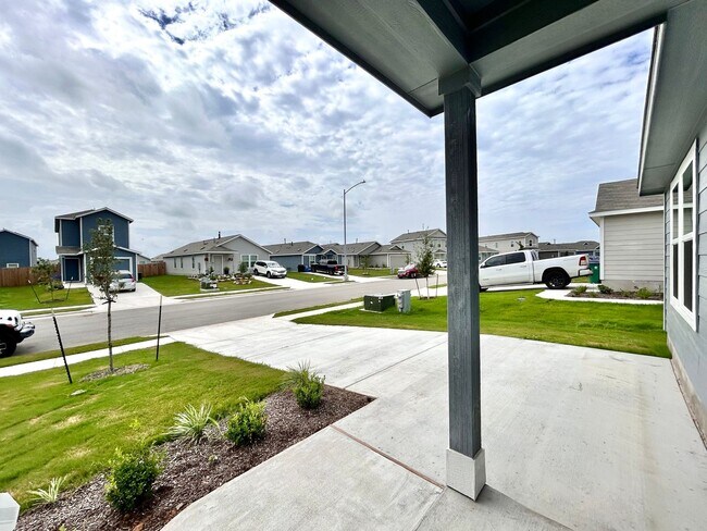Building Photo - Charming 3/BR 1/BA Home with Spacious Back...