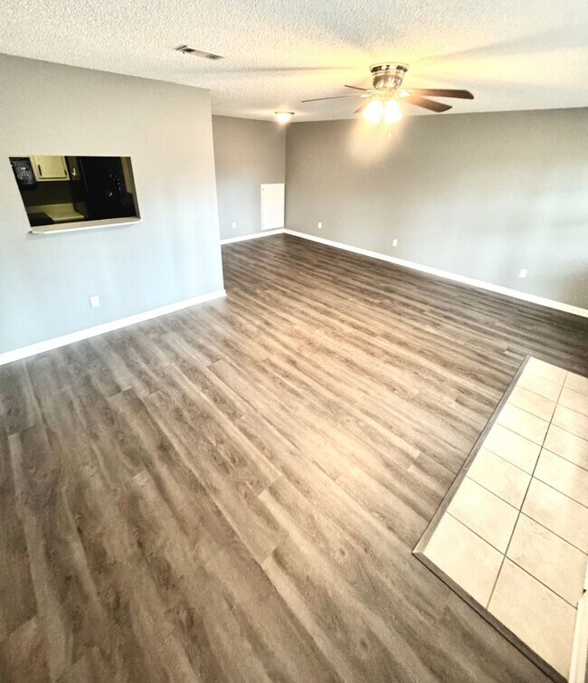 Building Photo - Available NOW -104 PIneridge