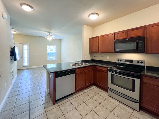 Building Photo - 3-Bed/3-Bath Condo in Chase Hollow Availab...