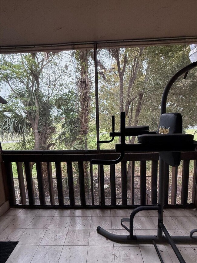 Building Photo - 425 W Park Dr