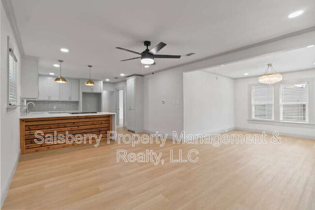 Building Photo - 2105 Tremont Ave