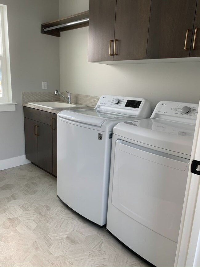 Building Photo - Spectacular newer 3 bed 2.5 bath custom ho...