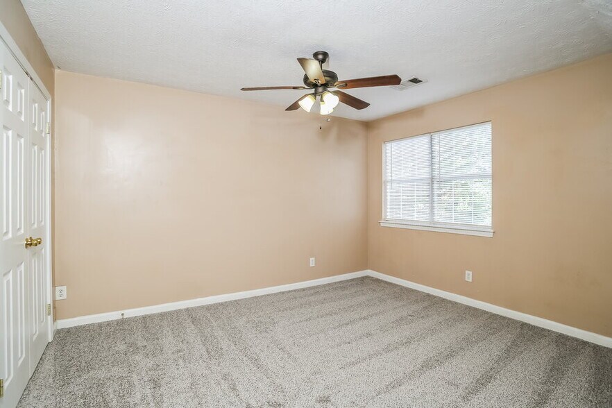 Building Photo - 5622 Riverside Dr