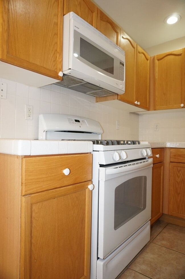 Building Photo - Amazing 2 BD 2 BA Condo in a Gated Community