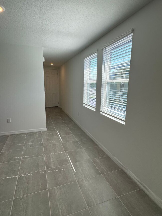 Building Photo - 3 Bedroom 2 Bath with Double Car Garage in Poinciana!