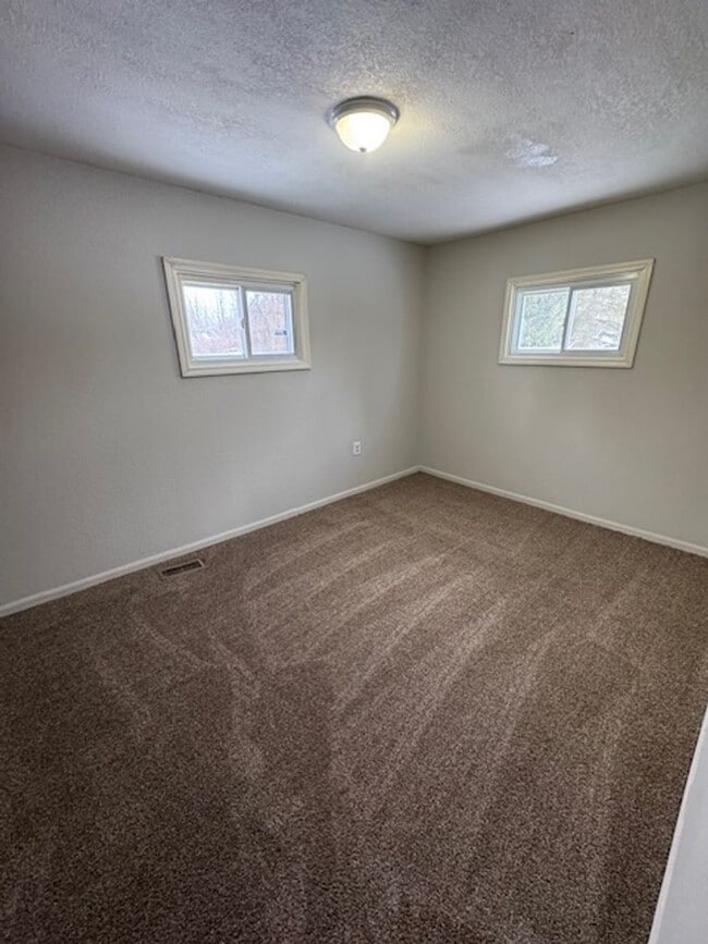 Building Photo - 4015 E Pettit Ave