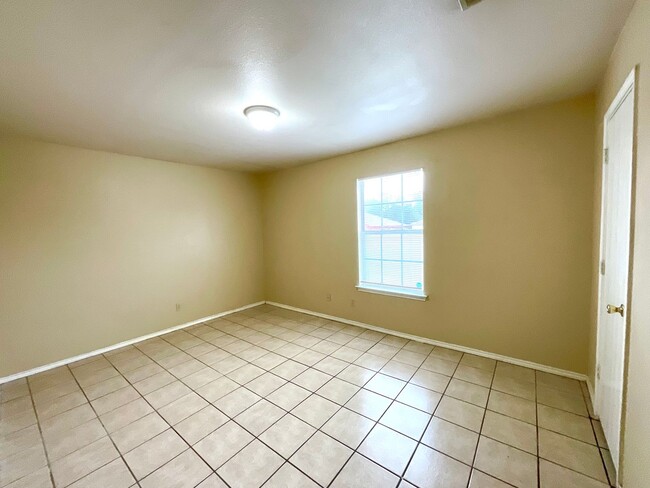 Building Photo - **APPLICATION RECEIVED** **MOVE IN SPECIAL** Charming 3-Bed, 2-Bath Home with Fenced Yard – Pet F...