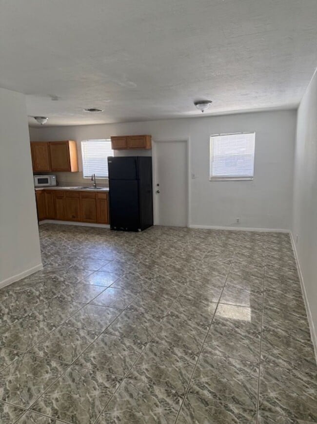 Building Photo - SPACIOUS 3/2 GREAT FAMILY HOUSE