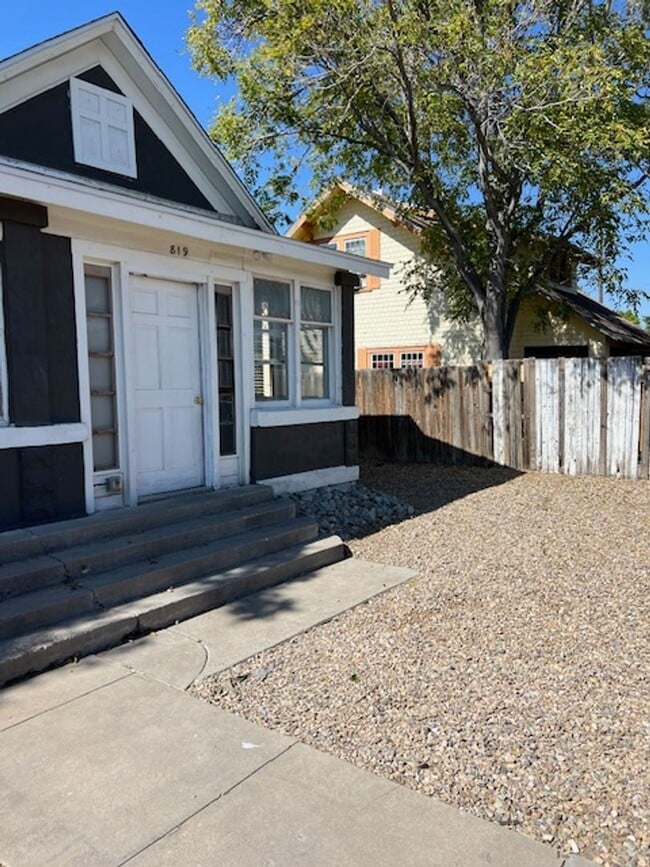 Building Photo - Diamond in the rough! Downtown Albuquerque, two bedroom one bath duplex