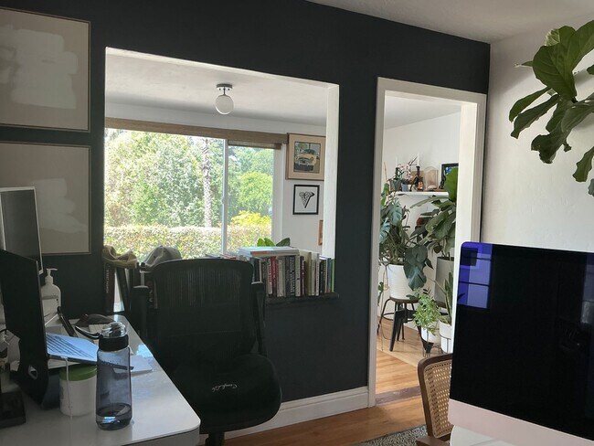 Building Photo - Charming 2 Bedroom Home with Studio/Office...