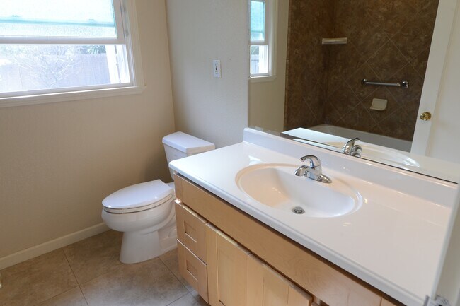 Building Photo - 1060 Ridgeley Dr