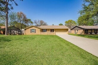 Building Photo - 311 Hedgerow Ln