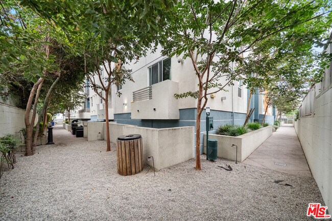 Building Photo - 436 S Virgil Ave
