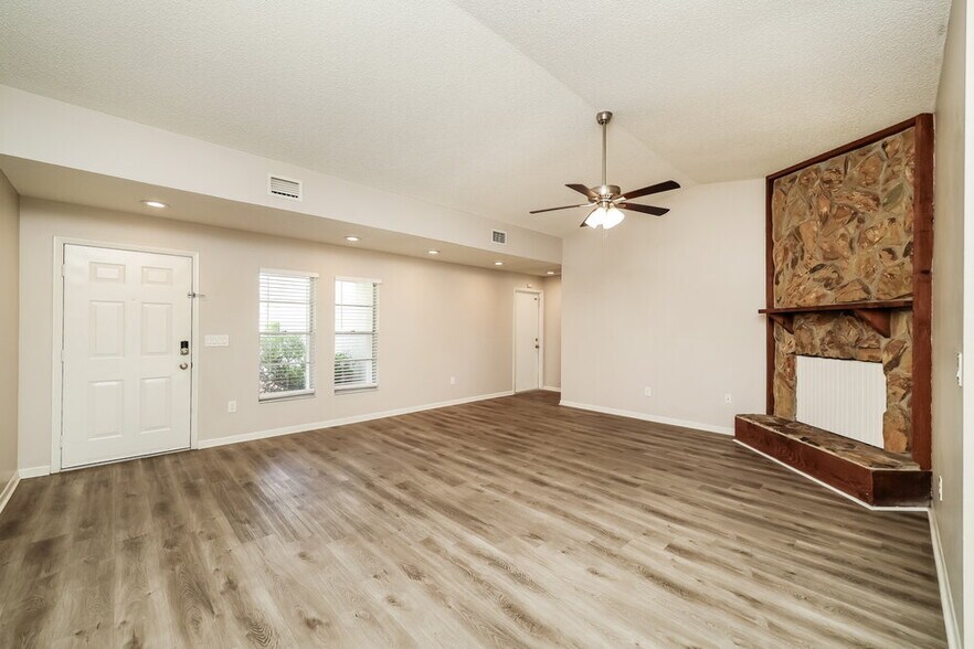 Building Photo - 1828 Craven Dr