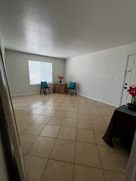 Building Photo - 261 Cottonwood Dr