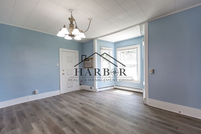 Building Photo - Large 3 Bedroom Apartment!