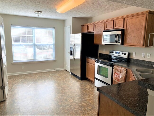 Building Photo - Two bedroom townhome for rent!
