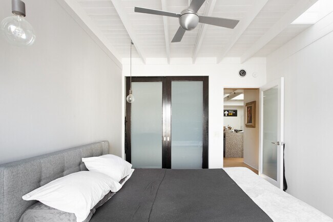 Building Photo - 2036 Walgrove Ave