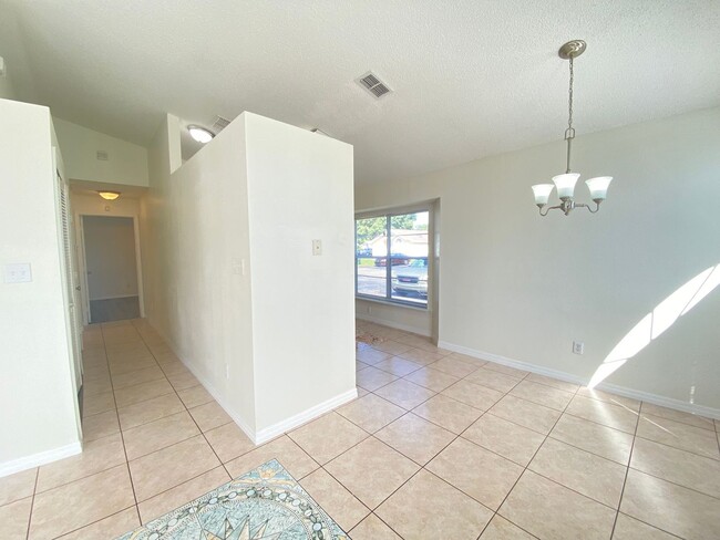 Building Photo - 3 Bedroom / 2 Bath Home in Winter Springs !