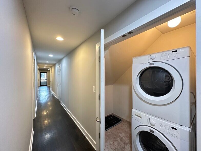 Building Photo - 907 N Damen Ave