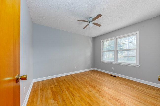 Building Photo - 1009 Park Dr