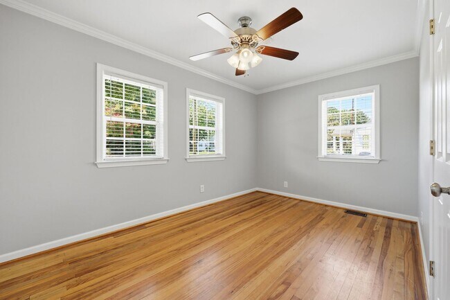 Building Photo - Modern Updates in this Classic 3bedroom/2.5 Bath Home in Erwin