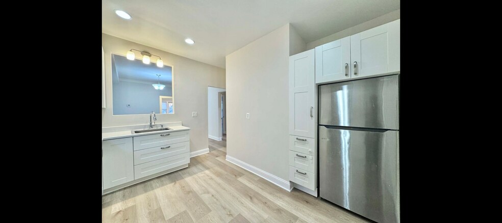 Building Photo - 6228 N Artesian Ave