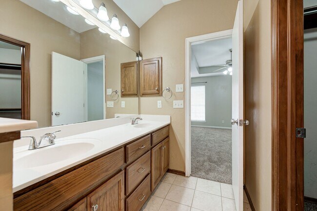 Building Photo - Gorgeous 3 bedroom 2 Bath Home in the Heart of Edmond