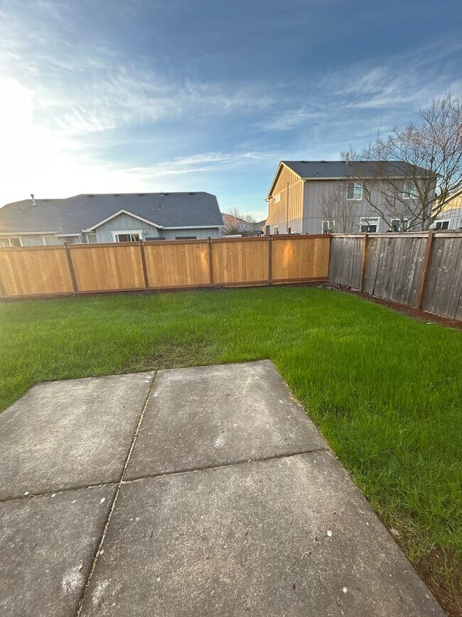Building Photo - Single Level 3 Bedroom / 2 Bath Home in Albany ~ Don't Delay Apply Today!