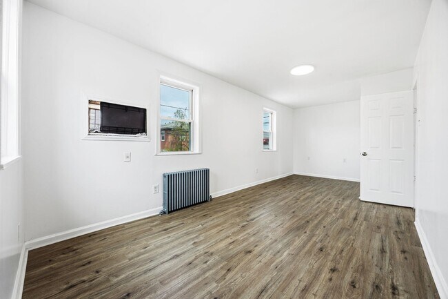 Building Photo - 826 7th St