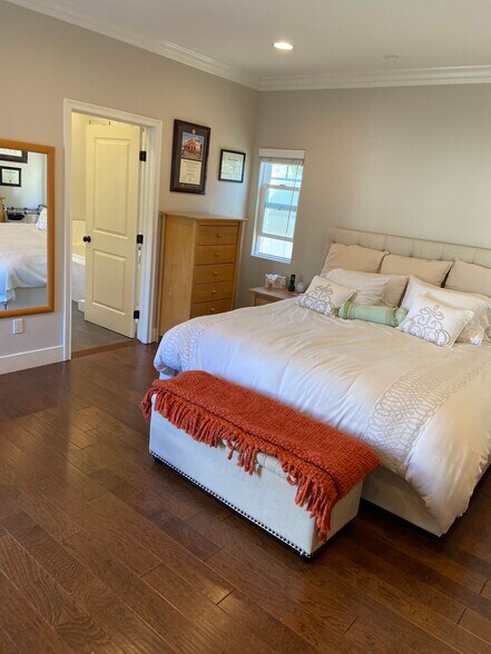 Building Photo - 4470 Stansbury Ave